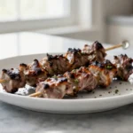 Délicieuses brochettes d’agneau marinées au Airfryer, juteuses et parfumées.