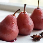 Poires pochées au vin rouge et épices, délicieusement parfumées