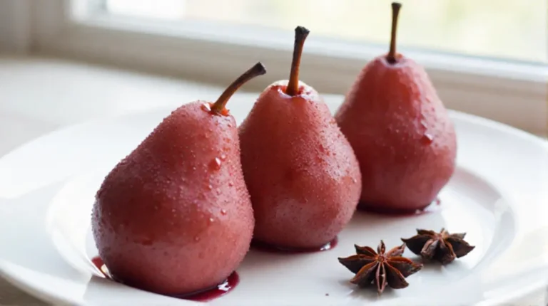 Poires pochées au vin rouge et épices, délicieusement parfumées