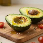 Avocat rôti au Airfryer savoureux et parfaitement cuit, idéal pour une entrée délicieuse.