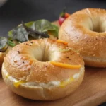 Délicieux bagels tout garnis cuits à la perfection dans un Airfryer.