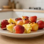 Délicieuses brochettes de fruits caramélisées au Airfryer, parfaites pour le dessert.