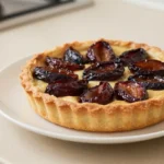 Délicieuse tarte aux pruneaux préparée au Airfryer, croustillante et savoureuse.